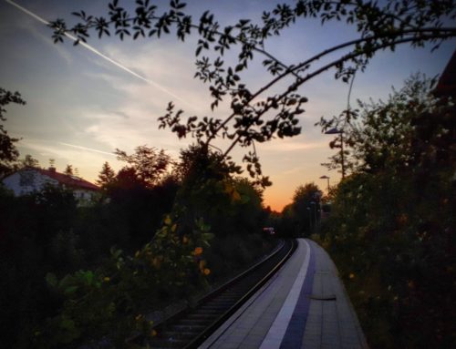 Sonnenaufgang am Bahnhof
